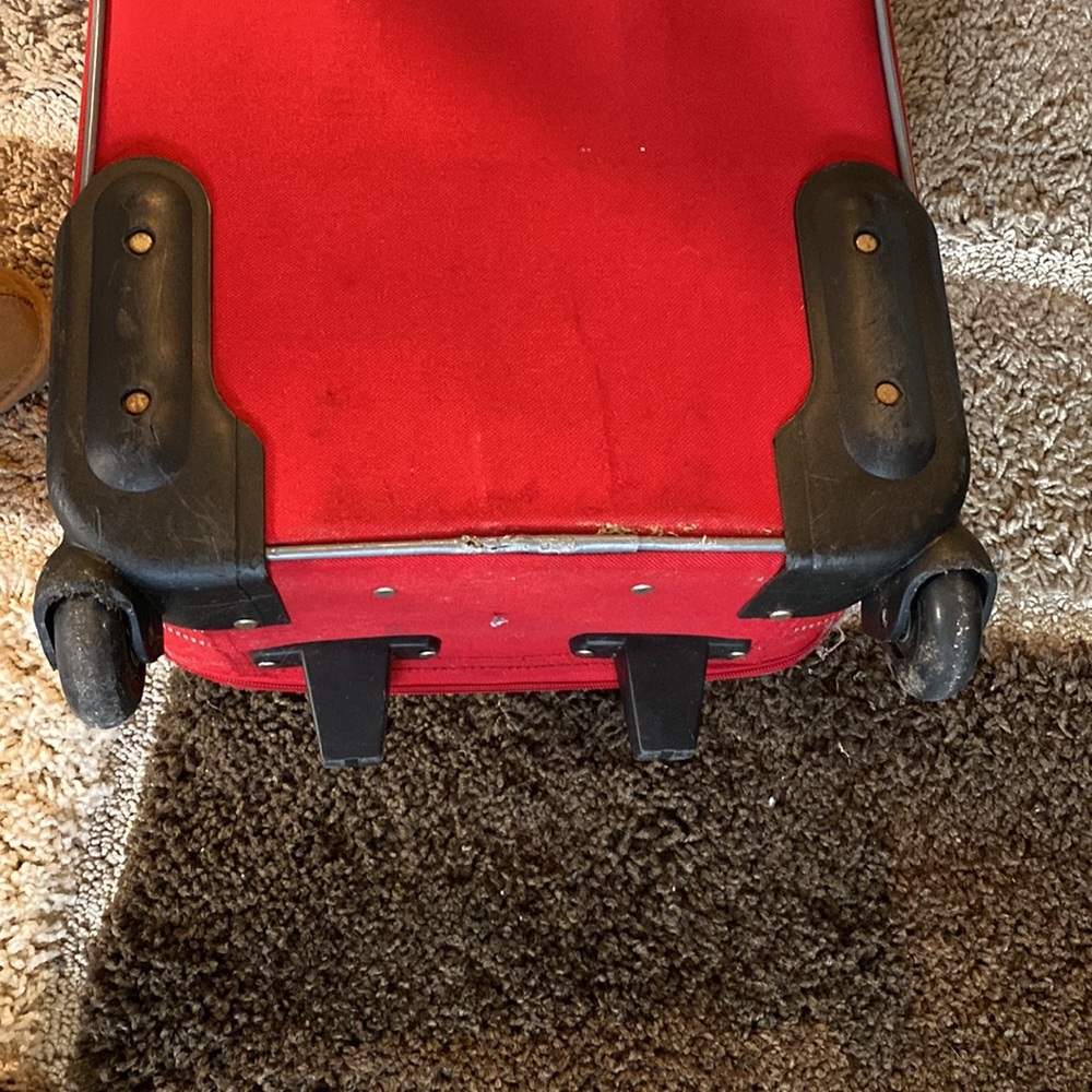 Red suitcase - Picture 12 of 12